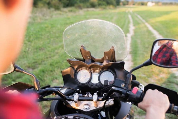 Vue depuis le poste de pilotage d'une moto avec le pare-brise d'origine Honda lors d'une balade.