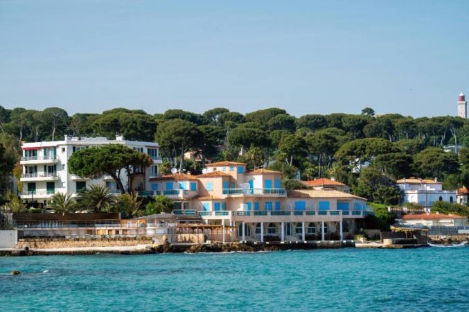 Villa méditerranéenne en bord de mer illustrant l'écart prix immobilier nord sud France.